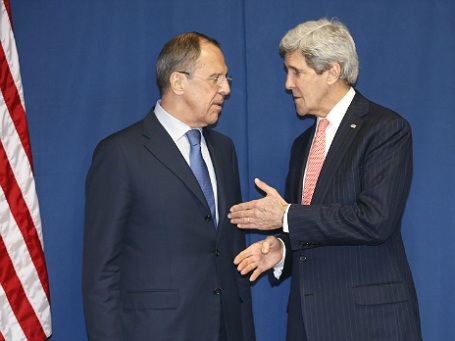 Министр иностранных дел России Сергей Лавров (слева) и госсекретарь США Джон Керри во время обсуждения ситуации на Украине 6 марта 2014 года в Риме. Фото: Reuters. 