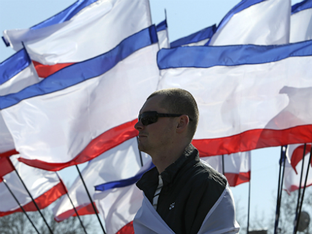 Участник митинга в Симферополе. Фото: Reuters.