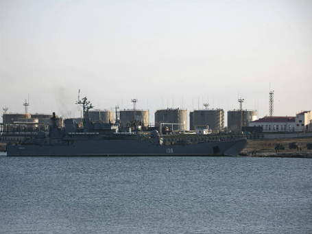 Недалеко от порта Севастополя. Фото: Reuters.