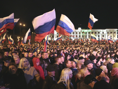 Жители Симферополя в ожидании объявления итогов референдума о статусе Крыма. Фото: РИА Новости. 