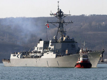 Корабль USS Truxtun при входе в черноморский порт Варна (Болгария). 13 марта 2014 года. Фото: Reuters