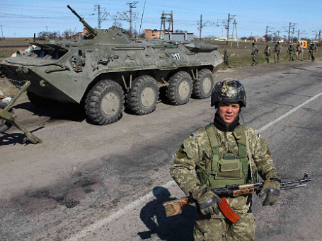 Украинский солдат недалеко от населенного пункта Сальково в Херсонской области, расположенной рядом с Крымом. Фото: Reuters