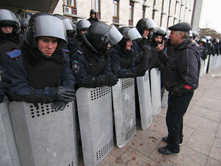 Сотрудники правоохранительных органов у здания городской администрации Донецка во время митинга 17 марта 2014 года. Фото: Reuters