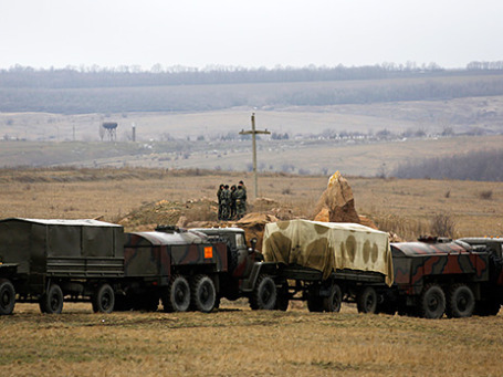 Украинские солдаты недалеко от российской границы на востоке Украины. Фото: Reuters