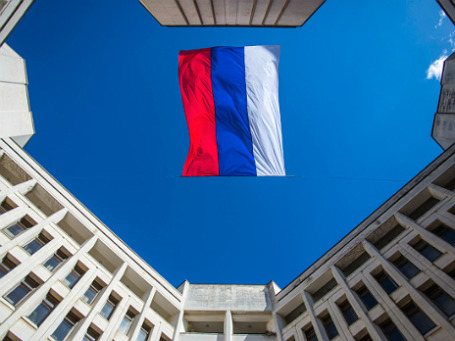 Флаг России над зданием Верховного совета Крыма в Симферополе. Фото: РИА Новости