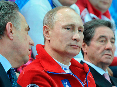 Президент России Владимир Путин (в центре) во время посещения соревнований по фигурному катанию на XXII зимних Олимпийских играх в Сочи. Слева - министр спорта РФ Виталий Мутко, справа - президент Международного союза конькобежцев (ISU) Оттавио Чинкванта, 9 февраля 2014. Фото: РИА Новости