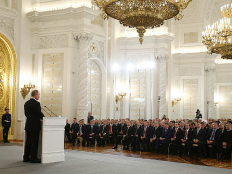 Президент РФ Владимир Путин (слева) во время выступления в Кремле в связи с обращением республики Крым и города Севастополь о приеме в состав РФ. Фото: Reuters