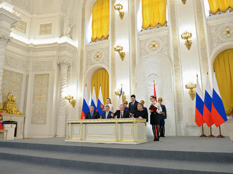 Президент РФ Владимир Путин, премьер Крыма Сергей Аксенов, спикер крымского парламента Владимир Константинов и мэр Севастополя Алексей Чалый закрепляют своими подписями вхождение Крыма  в состав РФ. Фото: Reuters