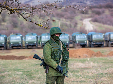 Военнослужащий возле военной базы в поселке Перевальное. Фото: РИА Новости