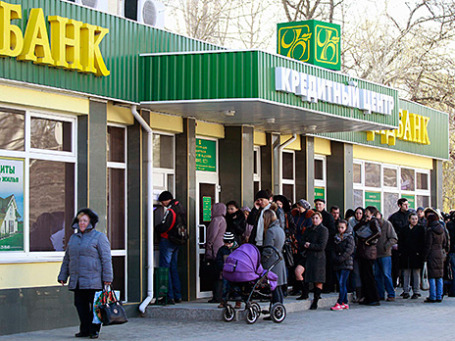 Люди в очереди к банкомату в Симферополе. Фото: Reuters