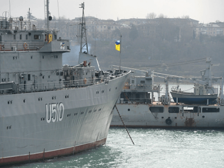 Корабль «Славитуч» ВМС Украины в Северной бухте Севастополя. Фото: РИА Новости.