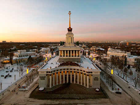 Вид на центральный павильон (Дом народов России) на ВВЦ. Фото: РИА Новости