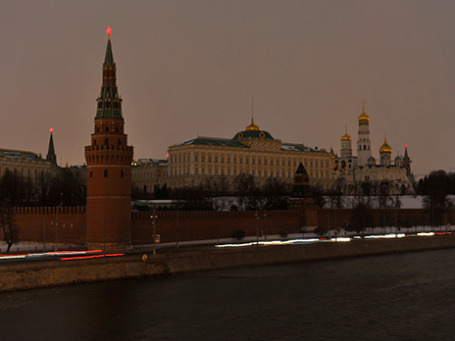 Вид на Московский Кремль после отключения подсветки в рамках экологической акции «Час Земли». Фото: РИА Новости