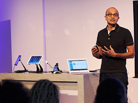 Генеральный исполнительный директор Microsoft Сатья Наделла на презентации в Сан-Франциско. Фото: Reuters