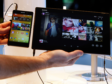 Смартфон и планшет Sony Xperia Z2 на стенде компании на Мобильном конгрессе в Барселоне. Фото: Reuters