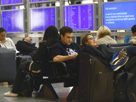 Пассажиры аэропорта Франкфурта в ожидании рейса, 2 апреля 2014 года. Фото: Reuters.