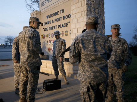 Военные у ворот базы Форт-Худ. Фото: Reuters.