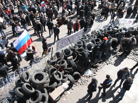 Участники митинга, организованного сторонниками референдума о статусе региона, у здания Донецкой областной администрации. Фото: ИТАР-ТАСС.