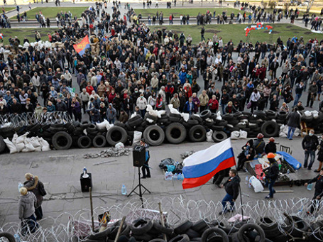 Пророссийские протестующие возле здания областной администрации в Донецке 8 апреля 2014.