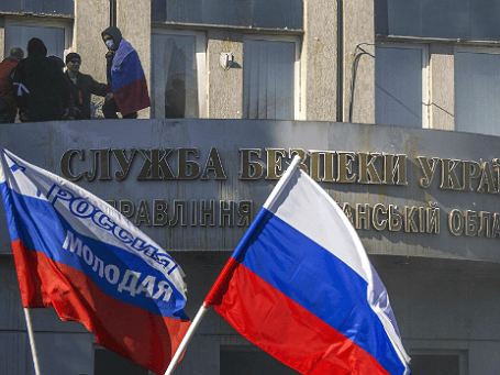 Демонстранты штурмуют здание местного управления Службы безопасности Украины в Луганске, 6 апреля 2014 года. Фото: Reuters.