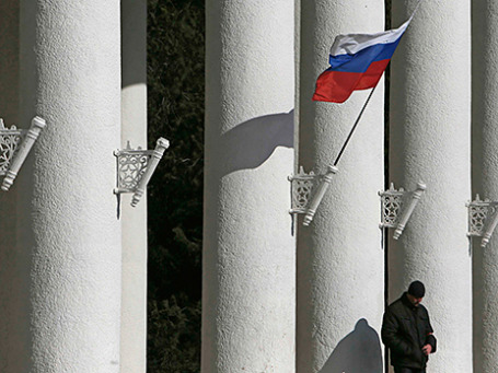 Российский флаг на здании аэропорта в Симферополе