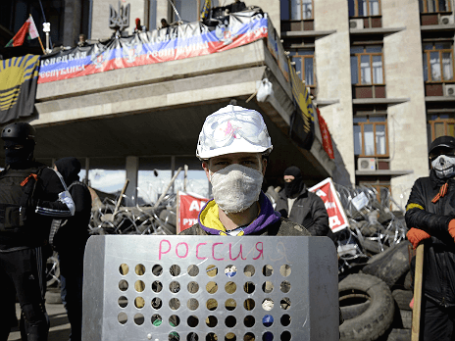 Участники митинга, организованного сторонниками референдума о статусе региона, у здания Донецкой областной администрации. Фото: Reuters.
