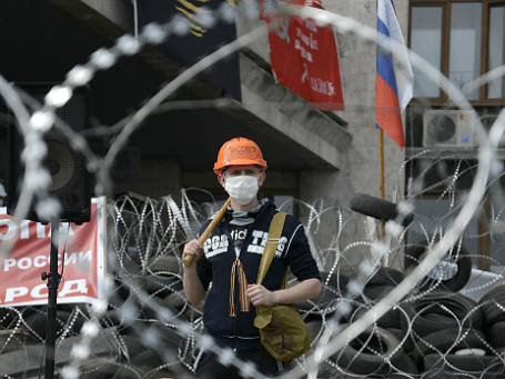 Участник митинга, организованного сторонниками референдума о статусе региона, у здания Донецкой областной администрации