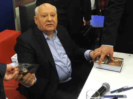 Михаил Горбачев во время презентации своей книги «Наедине с собой» в книжном магазине «Москва» 13 ноября 2012 года