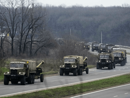 Военные автомобили недалеко от Донецка