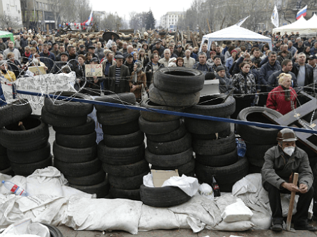 Участники митинга, организованного сторонниками референдума о статусе региона, недалеко от здания Донецкой областной администрации