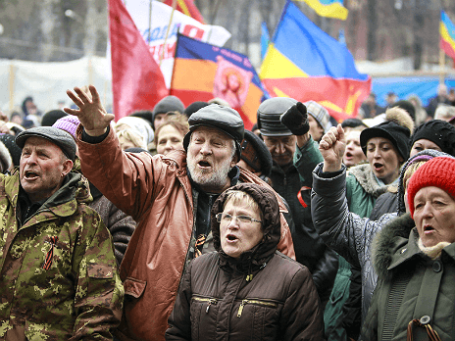Жители Луганска у здания СБУ