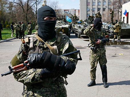 Вооруженные люди рядом с бронетехникой в Славянске, 16 апреля 2014