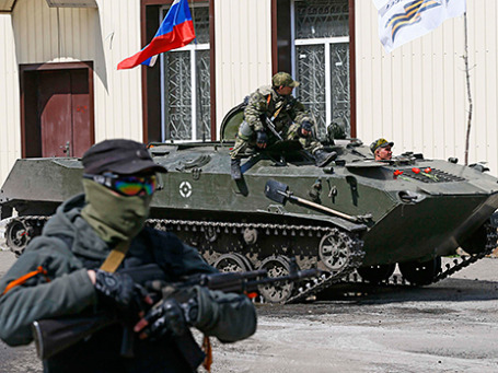 Российский флаг на бронетранспортере в Славянске