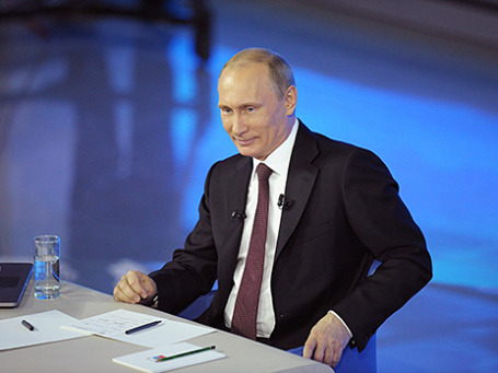Владимир Путин во время прямой линии 17 апреля 2014