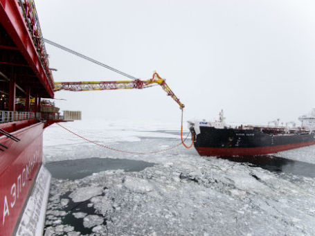Во время процесса отгрузки нефти на танкер «Михаил Ульянов». Фото: gazprom.ru
