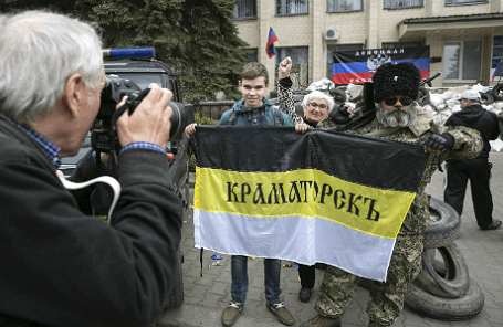 Жители Краматорска у здания региональной администрации.