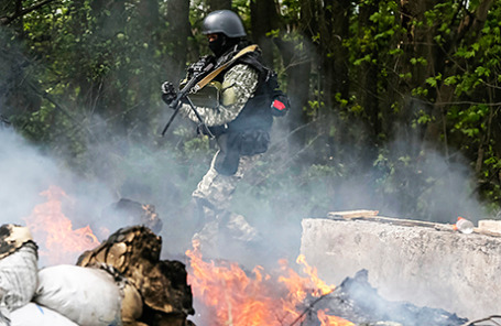 Представитель правоохранительных органов Украины на блокпосте в Славянске.