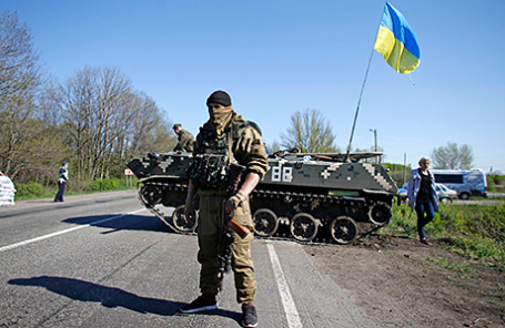 Украинские солдаты на блокпосте недалеко от Славянска, 24 апреля 2014.