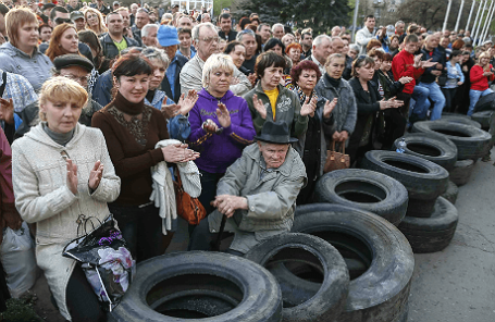 Демонстранты у здания мэрии Славянска.