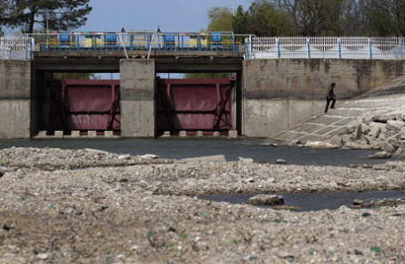 Участок Северо-Крымского канала за пределами поселка Табачное около Джанкой в Крыму.