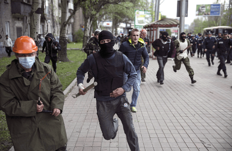 Демонстрации в Донецке, 28 апреля 2014 года.
