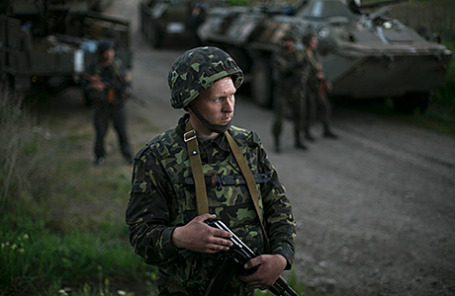 Украинские военные на блокпосте недалеко от Славянска.