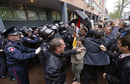 Участники митинга штурмуют городское отделение милиции в Одессе 4 мая 2014.