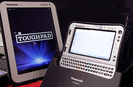 Panasonic Toughpad (слева) и переносная модель Toughbook.
