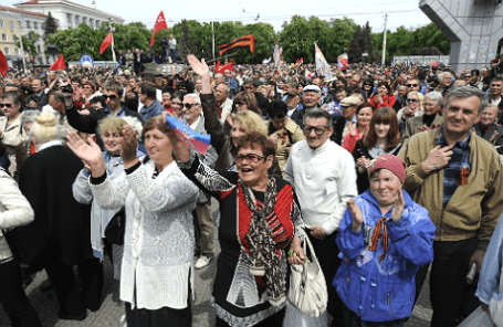 Митинг в поддержку проведения референдума в Луганске.
