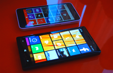 Первые Lumia от Microsoft. Фото: Виталий Акимов/BFM.RU