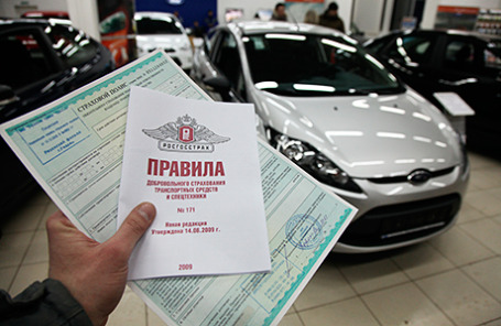 Оформление страховки автомобиля в одном из автосалонов города.
