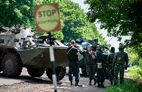 На блокпосту вооруженных сил Украины в селе Былбасовка-3 под Славянском.