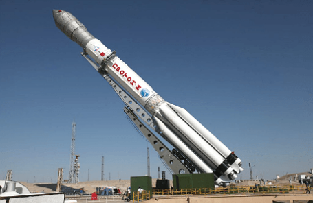 Ракета-носитель «Протон-М» на стартовом комплексе космодрома Байконур, июнь 2013 года.