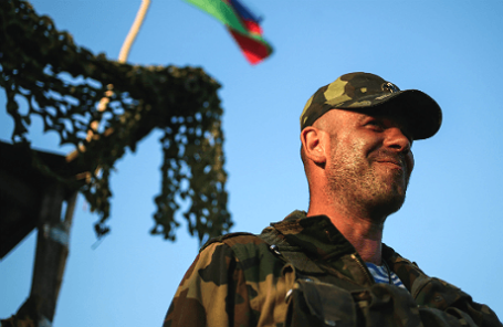 Народный ополченец на блокпосту в Славянске. 